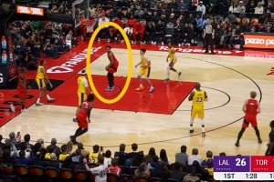 給你裝到了！巴恩斯籃下接球扛開拉拉維亞 回頭看了一眼才扣空籃