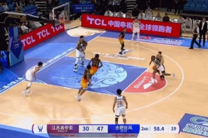 有點(diǎn)危險(xiǎn)！孟天藝吃餅上籃 亨特防守失衡直接拽翻前者被吹違體