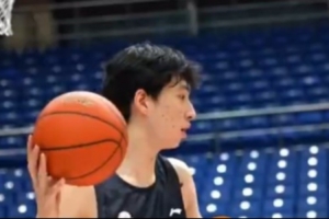 NBA頂級教練Bill特訓(xùn)李俊賢——行進(jìn)間運(yùn)球訓(xùn)練！