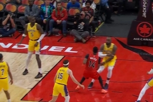 沒站穩(wěn)！詹姆斯補(bǔ)防犯規(guī) 湖人挑戰(zhàn)失敗