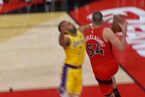 動(dòng)作有點(diǎn)大！文森特?cái)r截?fù)糁旭R穆凱拉什維利 被吹一級(jí)惡意犯規(guī)