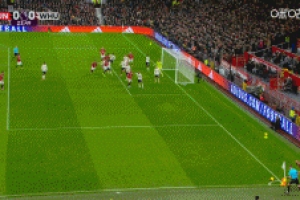 曼聯(lián)戰(zhàn)術(shù)角球，姆伯莫邊路突然兜射遠(yuǎn)角，可惜被門將撲出