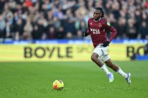 宛如戰(zhàn)神！萬(wàn)比薩卡打曼聯(lián)5過(guò)人5解圍3攔截3搶斷，鐵錘只花1760萬(wàn)