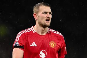 缺席本場比賽名單！記者：德里赫特出現(xiàn)輕傷，本周就可恢復(fù)訓(xùn)練