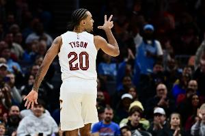 徹底碾壓！騎士第三節(jié)以44-19凈勝馬刺25分 杰倫·泰森個(gè)人16分