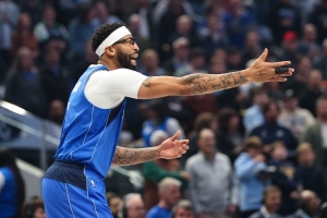 解說：濃眉面對(duì)切特&杰林威&肯威都打不動(dòng) 弗拉格比賽季初更自如