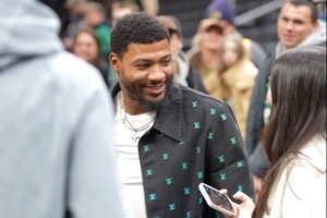 重回故地！斯瑪特賽前與多位綠軍主場球迷合影留念