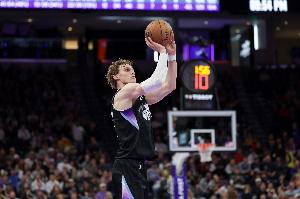 今天不準(zhǔn)！馬爾卡寧半場11中3&三分6中2拿到10分7板 正負(fù)值-21