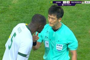 如何評價(jià)？韓國主裁半場出示3張黃牌，回看VAR改判點(diǎn)球