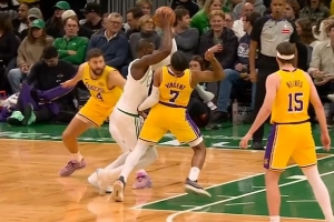 沒冤枉！布朗對文森特進攻犯規(guī) 馬祖拉挑戰(zhàn)失敗