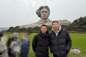 周琦曬與翟曉川等隊友的合照：十年又來橘子洲頭 我倆一隊了