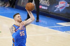 肯威：哈滕對我們太關鍵了防守擋拆都是不可或缺的 我們很想念他