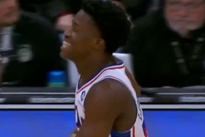 小伙子爆發(fā)力真不錯(cuò)！埃奇庫(kù)姆突破雙手隔扣庫(kù)茲馬！