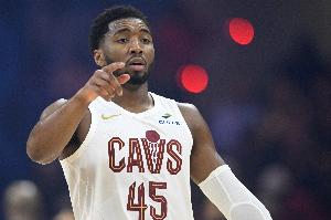 還不太夠！米切爾半場(chǎng)出戰(zhàn)16分鐘 10中5拿到15分4助