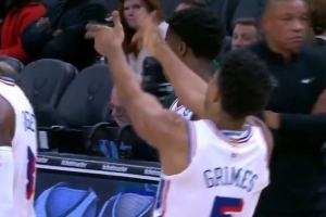 砰砰砰！格萊姆斯3+1殺死比賽 對(duì)著替補(bǔ)席擺出手槍姿勢(shì)慶祝！