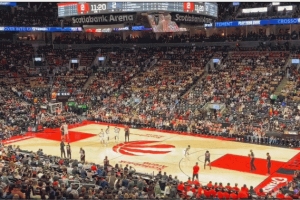 一閃一閃蹦迪現(xiàn)場！猛龍主場計時器燈光閃爍 導致開賽40秒就暫停