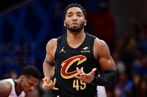 不太行！多諾萬·米切爾半場10中3拿到8分 三分5中2