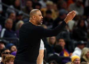 烏度卡：申京&亞當(dāng)斯缺陣 我們?cè)拘枰渌?duì)員站出來(lái)