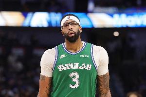 精彩配合！華盛頓罰球線接球不停球拋給濃眉 后者空接得分