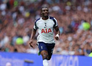 庫杜斯本賽季英超完成45次成功過人，與多庫并列最多