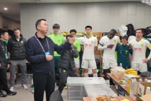 周金輝來到球隊更衣室，為球隊送上鼓勵