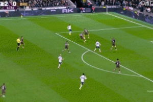 這沒進(jìn)??？薩爾禁區(qū)內(nèi)無人盯防得球，調(diào)整過多打門被撲錯(cuò)失良機(jī)！