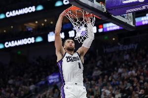 今天手感爆了！拉文上半場(chǎng)14中9爆砍29分5板 三分7中6