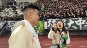 電梯沖突已經(jīng)翻篇！國安球迷展現(xiàn)大氣風(fēng)度，叫王剛一同捧杯慶祝