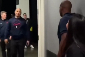 美媒曬視頻：盧擁抱正在和保羅聊天的女性 后者疑似快船前助教