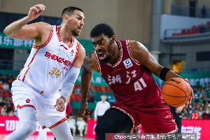 差出來(lái)不少分！半場(chǎng)罰球?qū)Ρ龋赫憬?3中19 新疆則是9中7