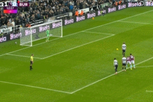 VAR介入判點！戈登上半場補時點球破門，紐卡半場2-0領(lǐng)先伯恩利