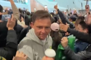 人山人海！北京國安足協(xié)杯奪冠返京，球迷機場齊唱隊歌燃爆現(xiàn)場