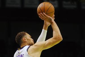 薩城庫(kù)里！拉文外線(xiàn)連續(xù)命中兩記三分球