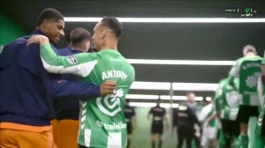 他鄉(xiāng)遇故知??安東尼賽前與拉什福德?lián)肀е乱?，“炸彈小?duì)”重逢