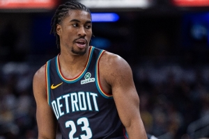 艾維：雄鹿聯(lián)防開(kāi)局給我們?cè)斐闪寺闊?球隊(duì)頂住壓力執(zhí)行既定戰(zhàn)術(shù)