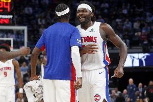 遠(yuǎn)程打擊！斯圖爾特8中6&三分5中3 拿下19分2板1帽正負(fù)值+13