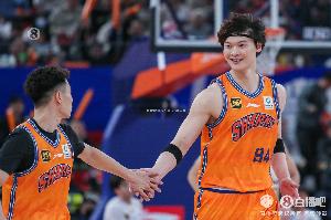 出手不多很高效！王哲林5中5拿到18分7板1助2斷1帽