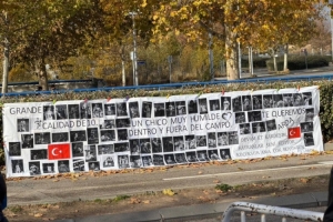 球迷訓(xùn)練場外懸掛橫幅支持居萊爾：頂級球員，10號位品質(zhì)