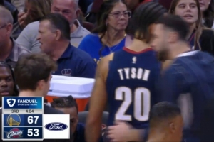 摩西摩西！穆迪單臂甩傳底角助桑托斯射落三分 一舉建立14分優(yōu)勢