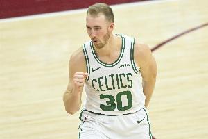 雨一直下！豪澤三分穿針 凱爾特人再打7-0將分差拉開到20分以上