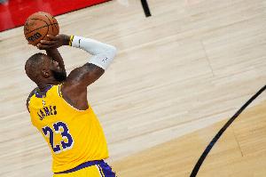 末節(jié)12分&致命搶斷！媒體人：你以為詹姆斯老了 其實還能主宰比賽