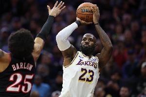 終于打破魔咒！詹姆斯湖人生涯首次在費城客場贏球