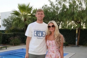 浪漫！23歲埃弗頓后衛(wèi)布蘭斯維特與女友訂婚，地點(diǎn)在迪拜酒店