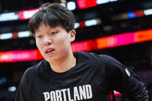 隊(duì)記：楊瀚森新秀賽季表現(xiàn)有起伏很正常 弗拉格首秀時也打得糟糕