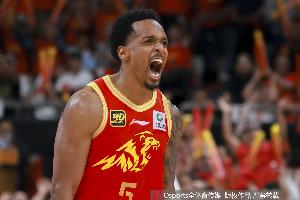 手感火熱！小巴里·布朗首節(jié)3記三分球轟下11分1板1助1斷