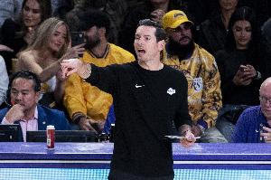 解說(shuō)：更重要的是老詹的比賽節(jié)奏和體能分配 雷迪克確實(shí)有點(diǎn)東西