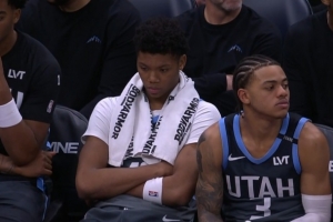 等很久了！爵士主場計時器損壞 球員場下等候&杰林威甚至開始拼圖