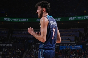 攻防一體！霍姆格倫半場11中8高效砍16分5板1助1帽 得分全隊最高