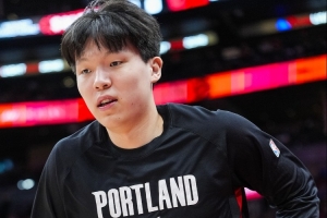 媒體人：灰熊協(xié)防楊瀚森 說明小楊在場上已經能正向地影響比賽了