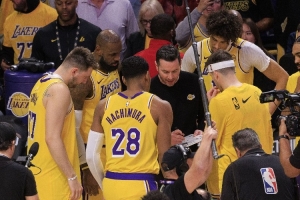 楊毅：湖人東契奇&里夫斯&老詹都不能防 他們不是防守大隊(duì)&靠進(jìn)攻